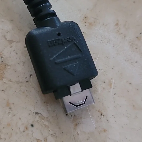 Verizon Car Charger - Picture 4 of 12